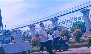 Ông Đỗ Thanh Bình (đứng) và ông Nguyễn Duy Lâm (ngồi xe máy) sau phiên xử. Cả 2 ông cùng được tại ngoại hầu tòa. Ảnh: Tân Châu