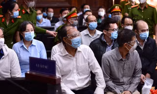 Các bị cáo và người liên quan tại toà.