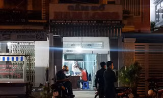 Võ Hoàng Lý Hải đã cố thủ trong tiệm cầm đồ này gần 1 giờ, rồi bị công an bắt giữ.