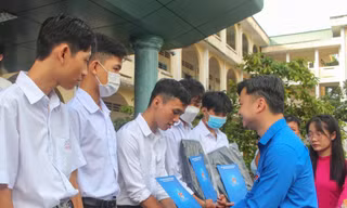 Học sinh Vĩnh Long được tặng quà, học bổng nhân dịp năm học mới