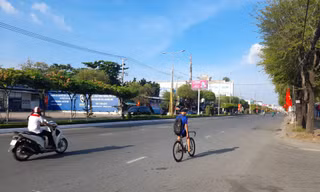 Chiều 30 Tết ở Tây Đô: Phố xá thưa vắng, hoa vẫn đầy cửa hàng 