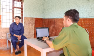 Tên cướp trả lại nạn nhân điện thoại vì cài mật khẩu 