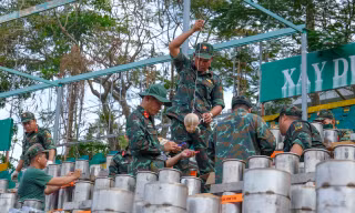 Cần Thơ: Trận địa pháo hoa tầm cao trước giờ khai hỏa