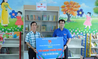 Trao nhà nhân ái, tặng tủ sách thiếu nhi tại Cà Mau
