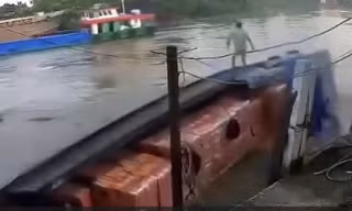 Chìm ghe chở gạch, một người mất tích