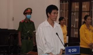 Buộc cửa, đổ xăng đốt nhà bố vợ do bị rầy la 