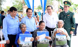 Chủ tịch Quốc hội thăm, tặng quà gia đình chính sách tại Trà Vinh