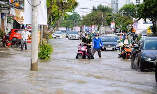 Đường phố Cần Thơ 'thành sông', người dân lội nước đi làm