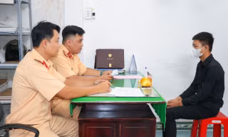 Nam thanh niên bị phạt vì 'bơi như cá' trên xe máy 