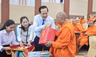 Chúc Tết, tặng nhà cho đồng bào Khmer dịp Tết Chôl Chnam Thmây