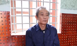 Ghen tuông, chồng dùng dao cắt cổ vợ