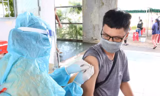 Hậu Giang tiêm vắc xin COVID-19 cho hơn 70.400 trẻ em, Cà Mau chuyển cấp độ dịch