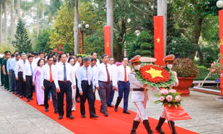 Dâng hương, trồng cây lưu niệm tại đền thờ Bác Hồ tại Trà Vinh