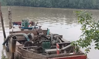 Đại úy công an phải cắt bỏ hai chân sau khi bị ghe ‘cát tặc’ đâm rơi xuống sông