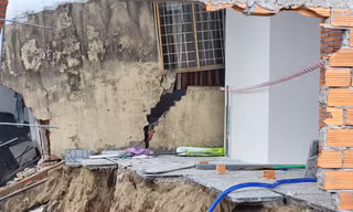 Cần Thơ: Sạt lở bất ngờ, 10 căn nhà ven sông tan hoang