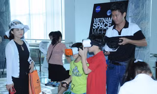 Giới trẻ trải nghiệm vũ trụ thực tế ảo, lắng nghe chia sẻ từ cựu phi hành gia NASA