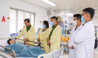Trao 100 triệu đồng hỗ trợ đại úy cảnh sát bị thương khi xử lý 'cát tặc'