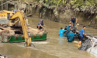 Lật ghe ở Vĩnh Long, 23 tấn gạo chìm sông