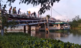 Sà lan chở đá đâm lệch nhịp cầu ở Cần Thơ