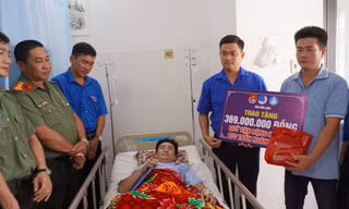 Trao Huy hiệu Tuổi trẻ dũng cảm cho đại úy cảnh sát bị thương khi xử lý 'cát tặc'