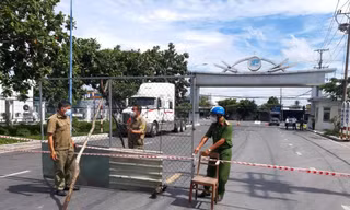 Lập chốt gác để đảm bảo doanh nghiệp hoạt động "3 tại chỗ" ở Cần Thơ.