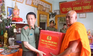 Lãnh đạo Bộ Công an thăm, chúc Tết Chôl Chnam Thmây tại Trà Vinh