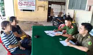 Tài khoản bất ngờ nhận được 100 triệu đồng, nữ giáo viên đến nhờ công an trả lại