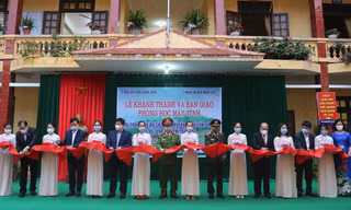 Tặng máy tính cho học sinh nghèo vùng biên