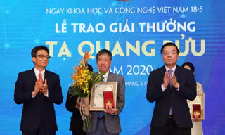 PGS. Phạm Tiến Sơn, trường Đại học Đà Lạt được vinh danh tại giải thưởng Tạ Quang Bửu năm 2020. Ảnh Đình Nam