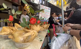 Chen chân mua đồ cúng ở ‘chợ nhà giàu’ ngày 30 Tết