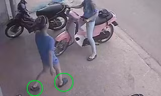 Thiếu nữ cũng đi ăn trộm dép