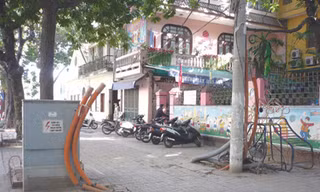 Do tủ điện áp và dây điện loằng ngoằng, cổng chính trường mầm non B (Hoàn Kiếm) đã phải đóng cửa