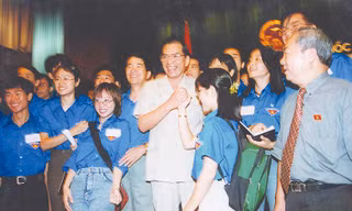 Nguyên Tổng Bí thư Nông Đức Mạnh với cán bộ, phóng viên Hoa Học Trò tại Hội trường Ba Đình, Hà Nội (2001).
