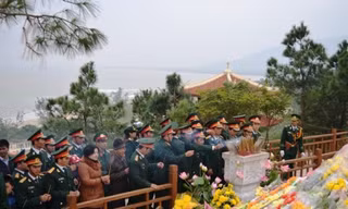 Nườm nượp đến viếng mộ Đại tướng ngày đầu năm