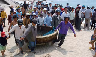 Đưa xác nạn nhân lên bờ