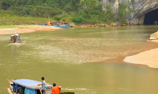 Hầu hết du khách than phiền vì phải đi bộ một đoạn đường khá dài để vào tham quan động Phong Nha