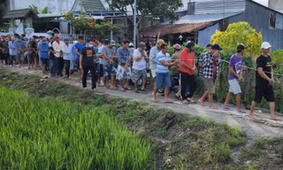 Cảnh sát đột kích trường gà, loạt con bạc nhảy xuống ao lẩn trốn