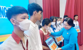 Trao học bổng Lương Định Của cho 536 học sinh, sinh viên đầu năm học mới
