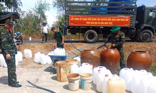 Bộ đội chở nước sinh hoạt đến hàng trăm hộ dân vùng hạn mặn ở biên giới 