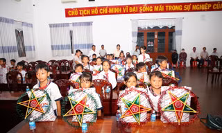 Tặng quà, học bổng cho thiếu nhi vùng sâu tỉnh Sóc Trăng