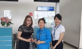 Nữ nhân viên sân bay trả lại viên kim cương hơn nửa tỷ đồng cho khách