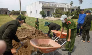 Hàng trăm chiến sỹ công an 'vượt nắng, thắng mưa' xây nhà cho người nghèo