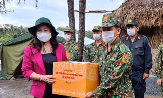 Phó Chủ tịch nước Võ Thị Ánh Xuân thăm, động viên lực lượng chống dịch Kiên Giang