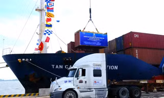 Cụm cảng Cần Thơ đón tàu container: Cú hích phát triển vùng nông sản lớn nhất nước