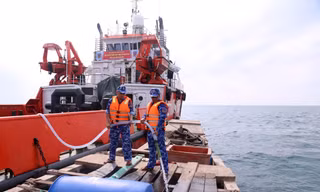 Tàu Cảnh sát biển đưa 350.000 lít nước ngọt đến đảo Hòn Chuối