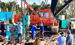 Chuẩn bị nhổ trụ bê tông khỏi lòng đất cứu nạn bé trai 10 tuổi mắc kẹt