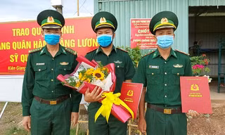 Kiên Giang: Trao quân hàm sĩ quan tại các chốt phòng chống dịch 