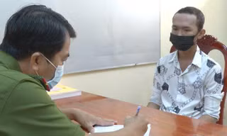 Tống tiền bạn gái bằng ảnh 'nóng' trong nhà nghỉ
