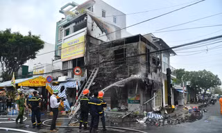 Cháy lớn giữa ban ngày, một căn nhà bị thiêu rụi