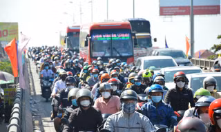 'Biển người' ồ ạt về lại TP.HCM sau Tết, quốc lộ 1 ùn tắc nhiều nơi